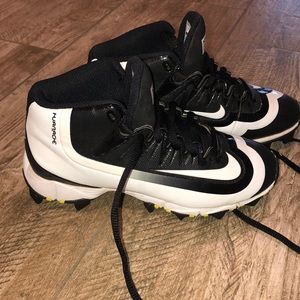 Nike boys baseball ⚾️ cleats black n white size 1